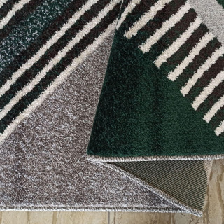 Vzorovaný koberec v sivo-zelenej farbe