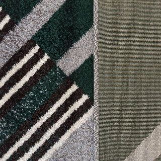 Vzorovaný koberec v sivo-zelenej farbe