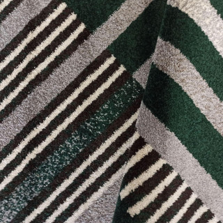 Vzorovaný koberec v sivo-zelenej farbe