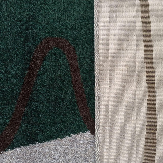 Sivý koberec so zeleným obdĺžnikom