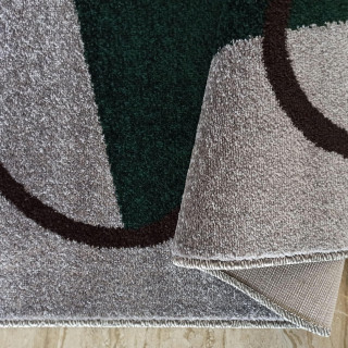 Sivý koberec so zeleným obdĺžnikom