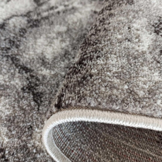 Moderný sivý koberec so vzorom