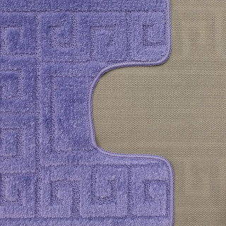 Fialová kúpeľňová a WC predložka s výrezom