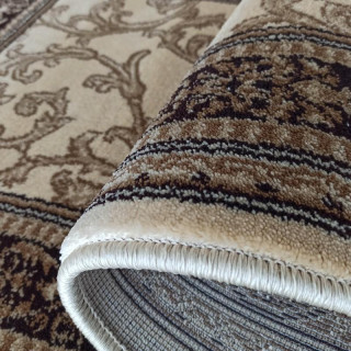 Krémový koberec so vzorom