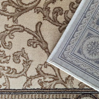 Krémový koberec so vzorom