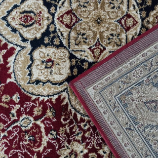 Vintage koberec v červenej farbe