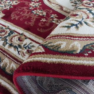 Oválny červený koberec so vzorom