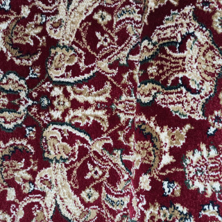 Metrážny koberec červenej farby