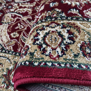 Metrážny koberec červenej farby