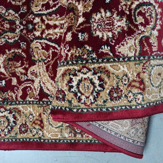 Metrážny koberec červenej farby