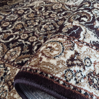 Metrážny koberec v hnedej farbe so vzorom