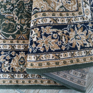 Metrážny zelený koberec so vzorom