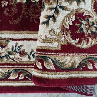 Červený metrážny koberec so vzorom