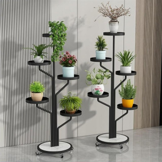 Čierny kovový stojan na kvety na kolieskach