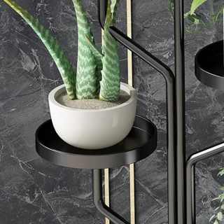 Čierny kovový stojan na kvety na kolieskach