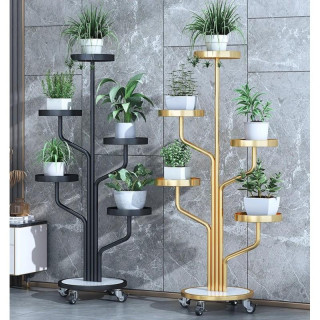 Čierny kovový stojan na kvety na kolieskach