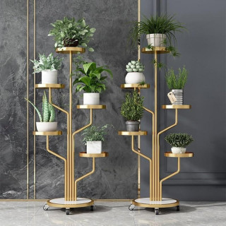 Kovový stojan na kvety v zlatej farbe