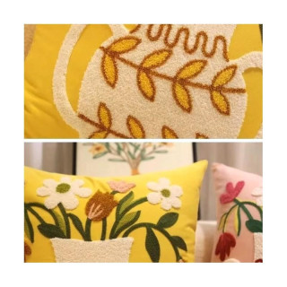 Žltá obliečka na vankúš s džbánom s kvetmi