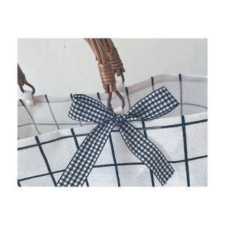 Karirasta pletena torbica iz blaga v bež barvi