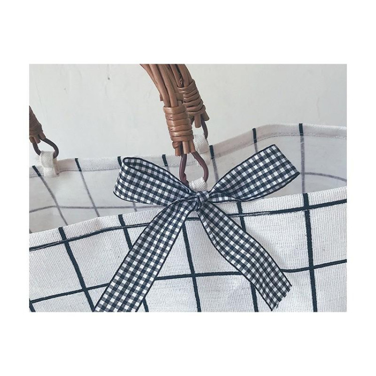 Karirasta pletena torbica iz blaga v bež barvi