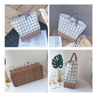 Karirasta pletena torbica iz blaga v bež barvi