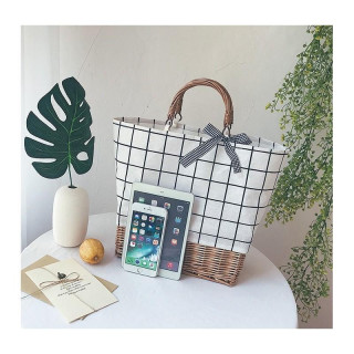 Karirasta pletena torbica iz blaga v bež barvi