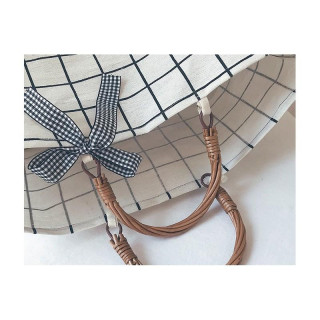 Karirasta pletena torbica iz blaga v bež barvi