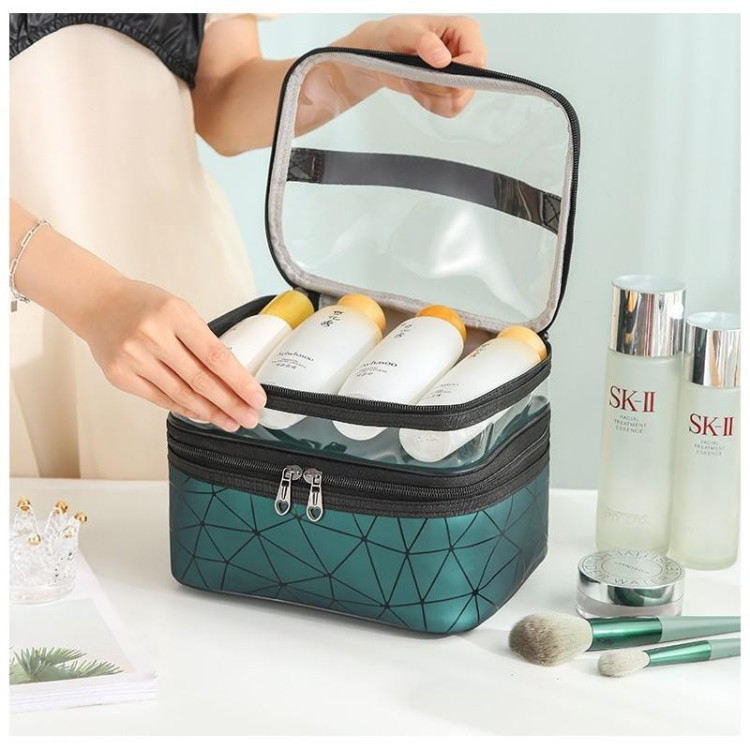 Potovalna kozmetična torbica zelene barve z vzorcem