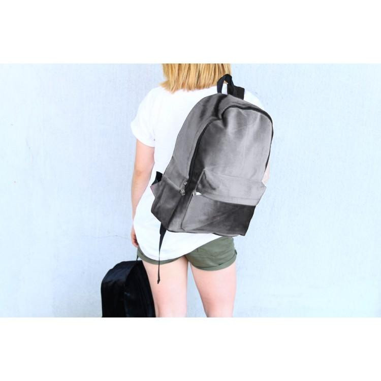 Ženski žametni nahrbtnik v sivi barvi