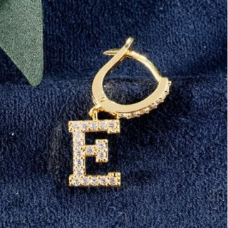 Uhani okrašeni z zlatim cirkonom s črko E