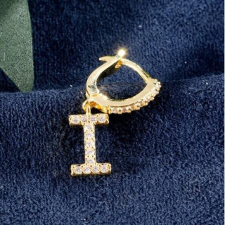 Uhani s črko I v zlati barvi okrašeni s cirkonom