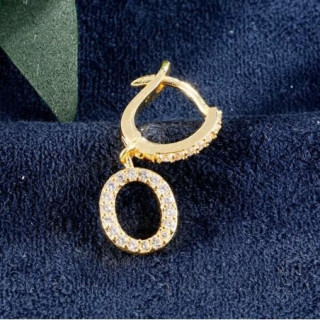 Uhani okrašeni z zlatim cirkonom s črko O