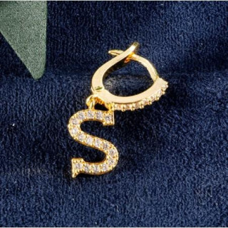 Uhani s črko S v zlati barvi okrašeni s cirkonom