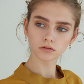 Uhani s črko S v zlati barvi okrašeni s cirkonom