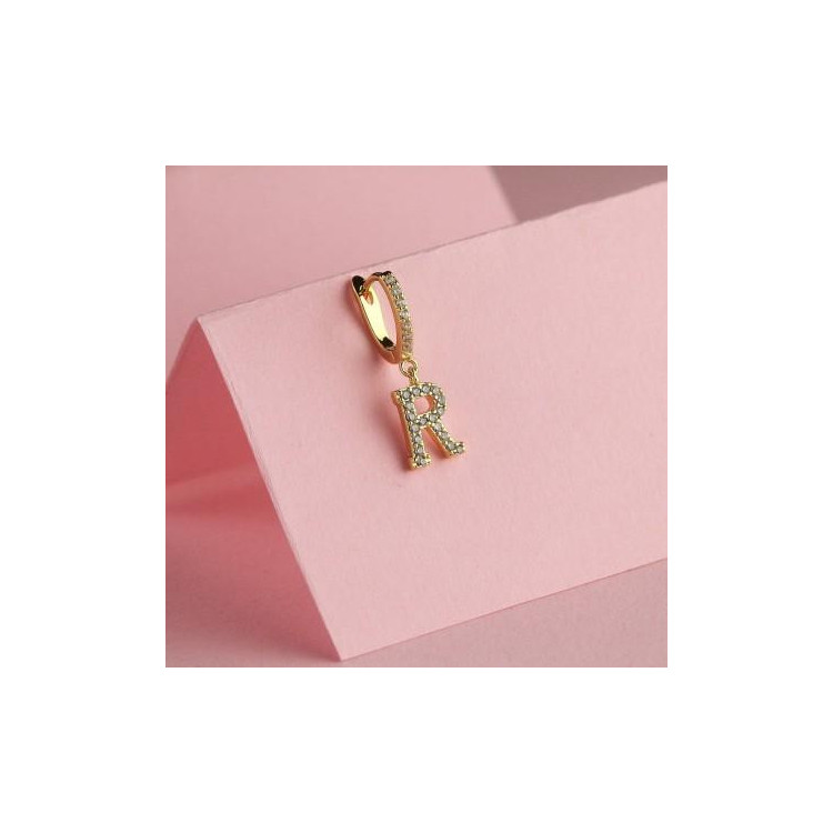 Zlati uhani okrašeni s cirkoni s črko R