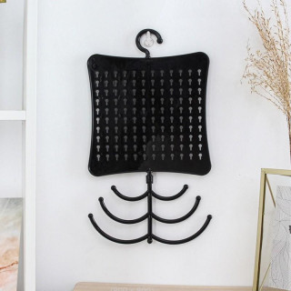 Črn obešalnik za nakit