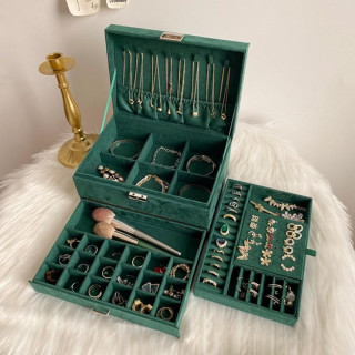 Zelena škatla za nakit s številnimi predelki