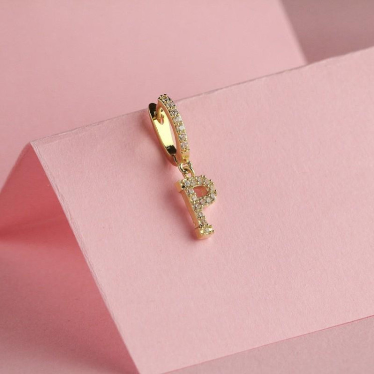 Uhani okrašeni s cirkoni s črko P v zlati barvi