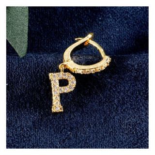 Uhani okrašeni s cirkoni s črko P v zlati barvi