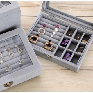 Škatla za nakit iz sivega velurja