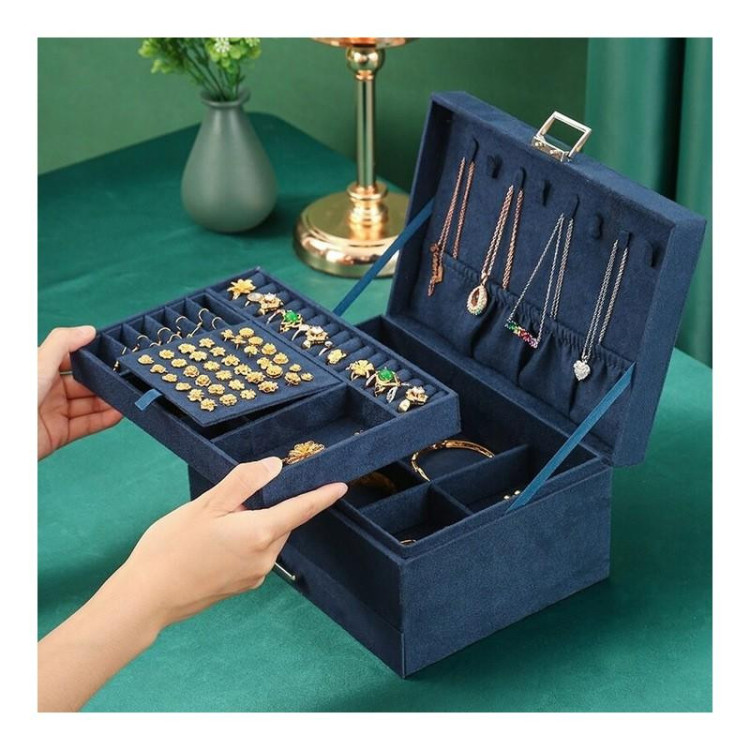 Temno modra škatla za nakit s številnimi predelki