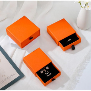 Darilna škatla za nakit v oranžni barvi