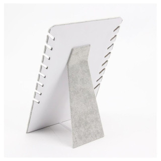 Stojalo za ogrlice v sivi barvi