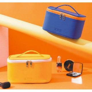 Rdeča kozmetična torbica