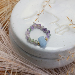 Ženski prstan na gumico svetlo modre barve