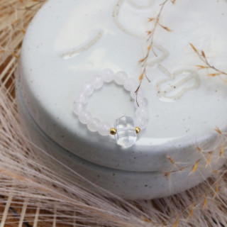 Ženski bel prstan na gumico