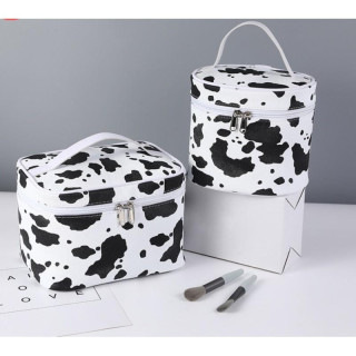 Bela kozmetična torbica z madeži