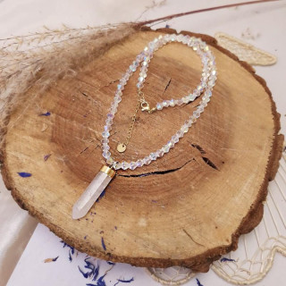 Pozlačena ogrlica z belim kristalom