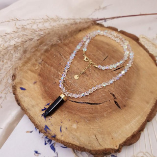 Pozlačena ogrlica s črnim kristalom