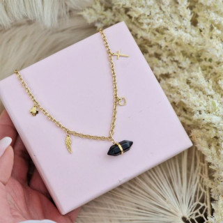 Ogrlica zlate barve s črnim kamnom